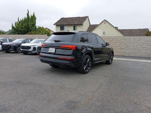 Mythos Black Metallic 2025 Audi Q7 55 Premium Plus
