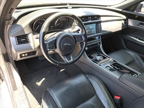 2016 Jaguar XF 35t R-Sport
