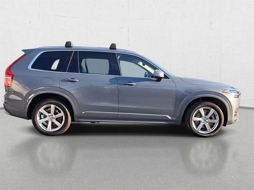 2022 Volvo XC90 T5 Momentum