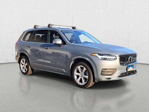 2022 Volvo XC90 T5 Momentum