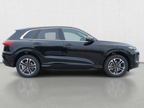 Mythos Black Metallic 2026 Audi Q5 Premium Plus TFSI quattro S tronic