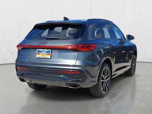 Daytona Gray Pearl Effect 2026 Audi Q5 Premium Plus TFSI quattro S tronic