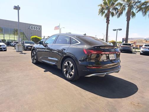 Mythos Black Metallic 2023 Audi e-tron Sportback S line Premium Plus