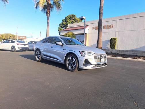 Florett Silver Metallic 2023 Audi e-tron Sportback S line Premium Plus
