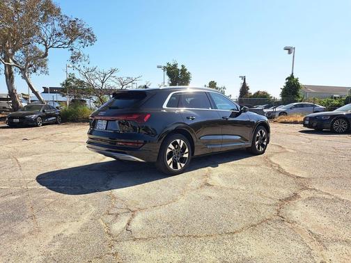 Mythos Black Metallic 2023 Audi e-tron Premium Plus quattro