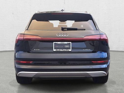 Mythos Black Metallic 2023 Audi e-tron Premium Plus quattro