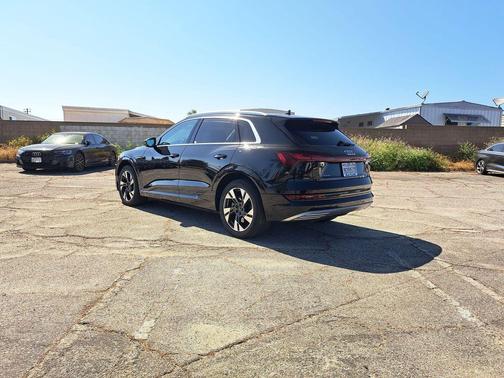 Mythos Black Metallic 2023 Audi e-tron Premium Plus quattro