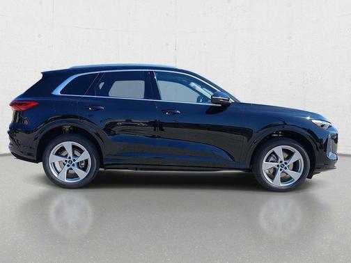Mythos Black Metallic 2026 Audi Q5 Premium Plus TFSI quattro S tronic