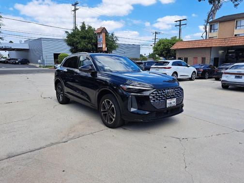 Mythos Black Metallic 2025 Audi Q5 Premium TFSI quattro S tronic