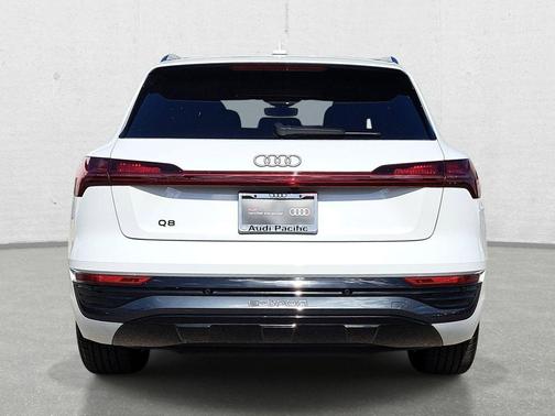 Glacier White Metallic 2024 Audi Q8 e-tron Premium Plus