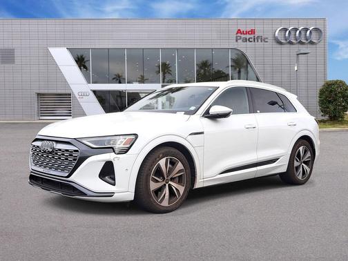 Glacier White Metallic 2024 Audi Q8 e-tron Premium Plus