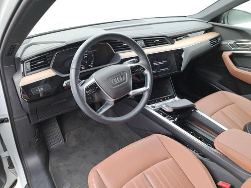 Glacier White Metallic 2024 Audi Q8 e-tron Premium Plus