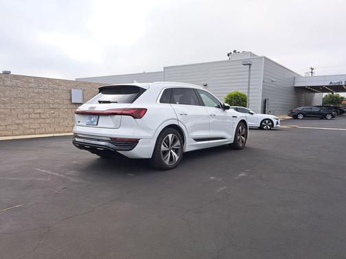 Glacier White Metallic 2024 Audi Q8 e-tron Premium Plus