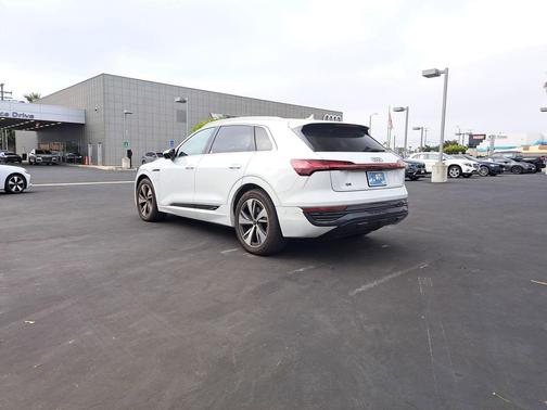 Glacier White Metallic 2024 Audi Q8 e-tron Premium Plus