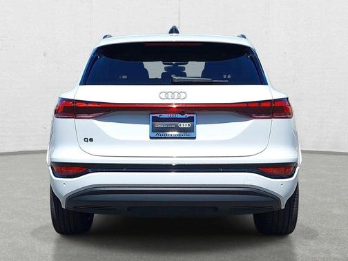 Glacier White Metallic 2025 Audi Q6 e-tron Premium quattro