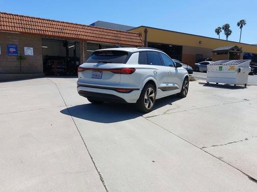 Glacier White Metallic 2025 Audi Q6 e-tron Premium quattro