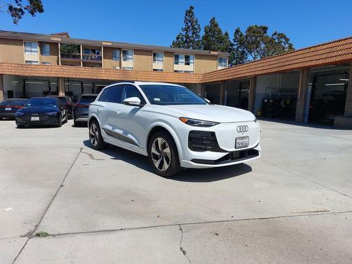 Glacier White Metallic 2025 Audi Q6 e-tron Premium quattro