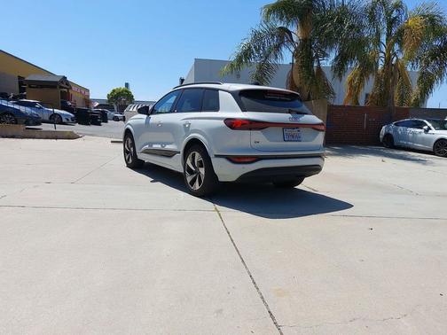 Glacier White Metallic 2025 Audi Q6 e-tron Premium quattro