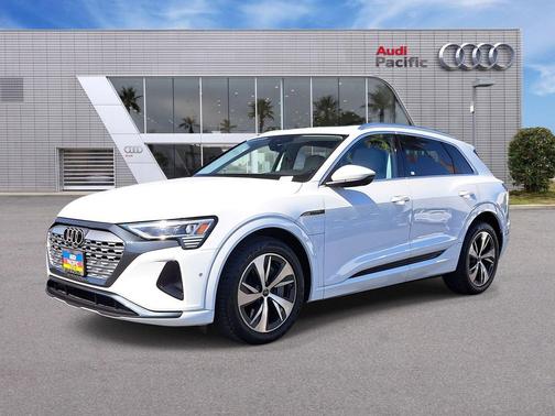 Glacier White Metallic 2024 Audi Q8 e-tron Premium Plus