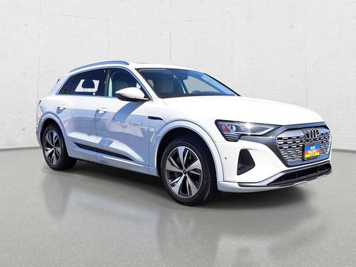 Glacier White Metallic 2024 Audi Q8 e-tron Premium Plus