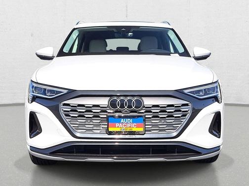 Glacier White Metallic 2024 Audi Q8 e-tron Premium Plus