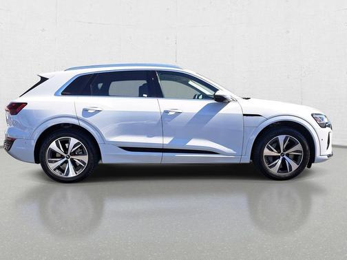 Glacier White Metallic 2024 Audi Q8 e-tron Premium Plus
