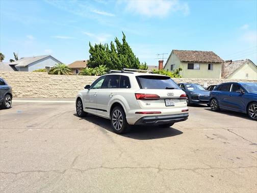 2022 Audi Q7 45 Premium Plus