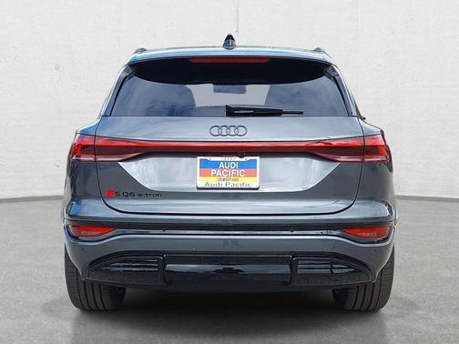 Daytona Gray Pearl Effect 2027 Audi SQ6 e-tron Premium Plus quattro