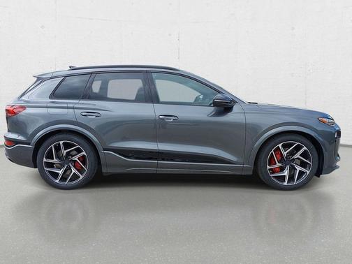 Daytona Gray Pearl Effect 2027 Audi SQ6 e-tron Premium Plus quattro