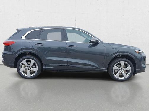 Tambora Gray Metallic 2026 Audi Q5 Premium Plus TFSI quattro S tronic
