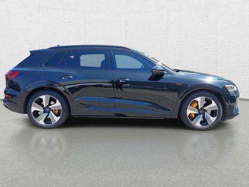 Mythos Black Metallic 2023 Audi e-tron Premium Plus quattro