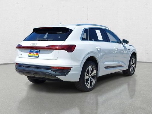 Glacier White Metallic 2024 Audi Q8 e-tron Premium Plus