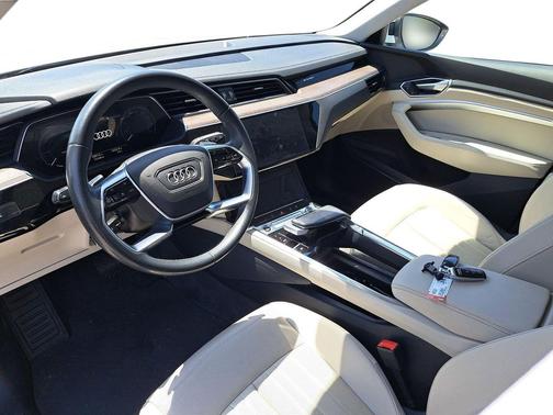 Glacier White Metallic 2024 Audi Q8 e-tron Premium Plus
