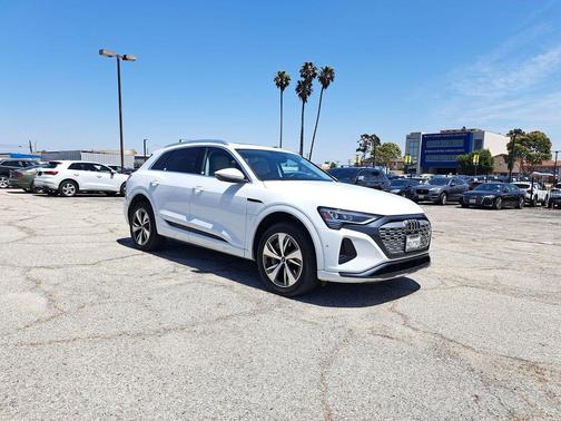 Glacier White Metallic 2024 Audi Q8 e-tron Premium Plus