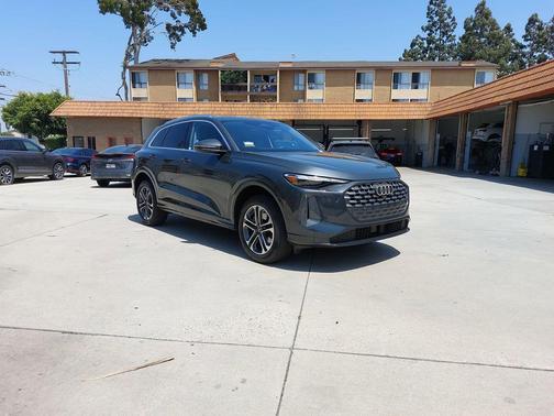 Tambora Gray Metallic 2025 Audi Q5 Premium TFSI quattro S tronic