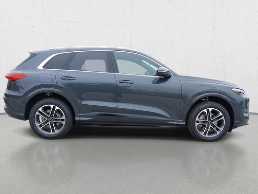 Tambora Gray Metallic 2026 Audi Q5 Premium Plus TFSI quattro S tronic