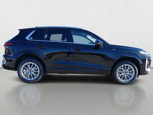 Mythos Black Metallic 2026 Audi Q3 TFSI quattro S tronic