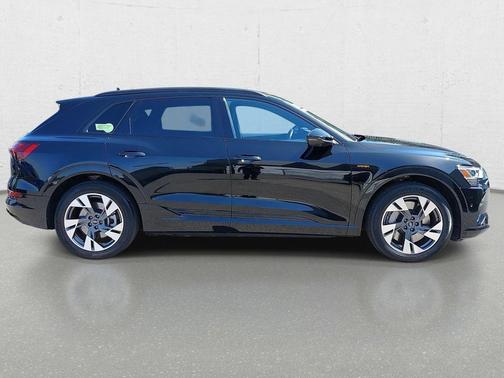 Brilliant Black 2023 Audi e-tron Premium quattro