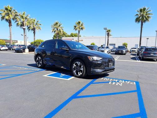 Brilliant Black 2023 Audi e-tron Premium quattro