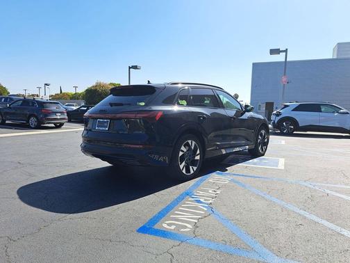 Brilliant Black 2023 Audi e-tron Premium quattro