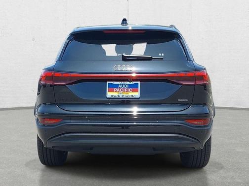 Mythos Black Metallic 2027 Audi Q6 e-tron Premium