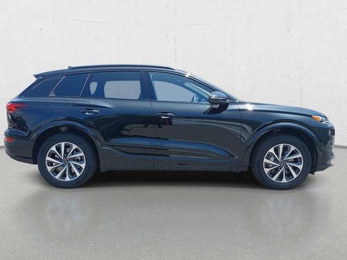 Mythos Black Metallic 2027 Audi Q6 e-tron Premium