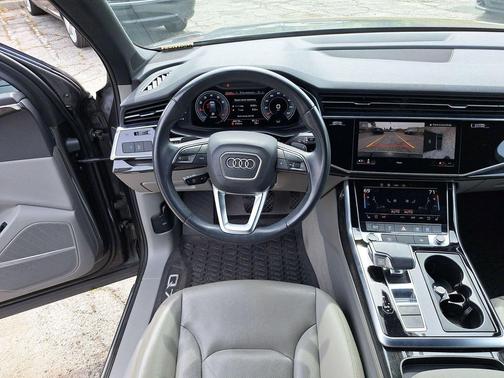 2022 Audi Q7 45 Premium Plus