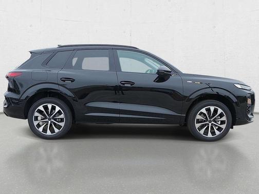 Mythos Black Metallic 2026 Audi Q3 TFSI quattro S tronic