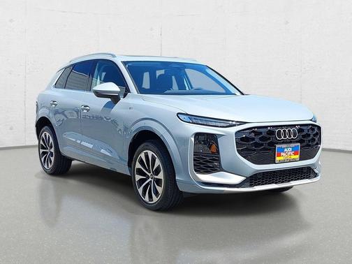 Arrow Gray Pearl Effect 2026 Audi Q3 TFSI quattro S tronic