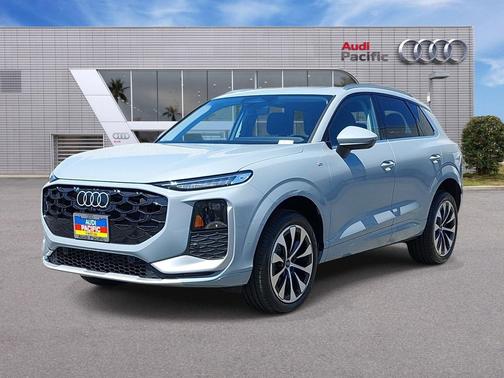 Arrow Gray Pearl Effect 2026 Audi Q3 TFSI quattro S tronic