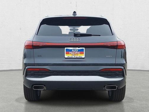 Tambora Gray Metallic 2026 Audi Q5 Premium Plus TFSI quattro S tronic
