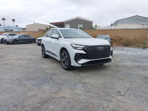 Glacier White Metallic 2023 Audi Q4 e-tron Premium 50 quattro