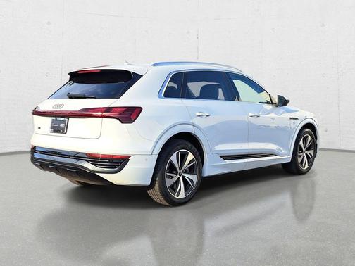 Glacier White Metallic 2024 Audi Q8 e-tron Premium Plus