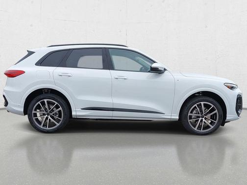 Glacier White Metallic 2026 Audi Q5 Premium Plus TFSI quattro S tronic